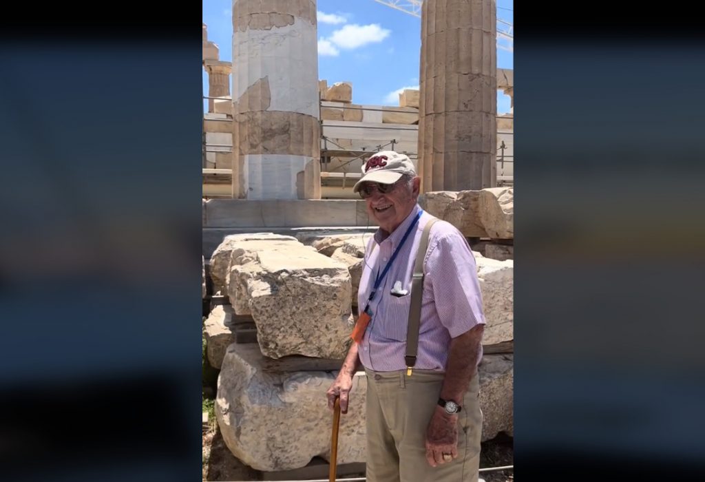 Ομογενής 89 ετών ήρθε για πρώτη στην Ελλάδα και έγινε viral στο… TikTok (VIDEO)