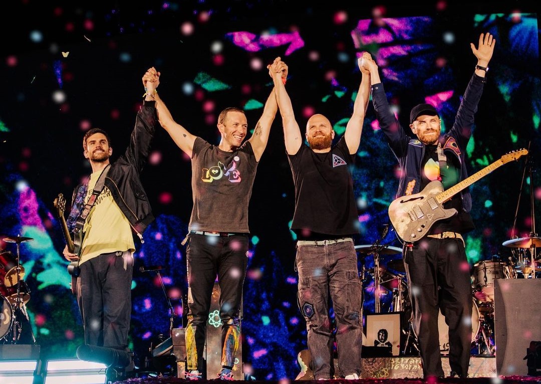 Coldplay: Η στιγμή που ο Κρις Μάρτιν πέφτει επί σκηνής (VIDEO)