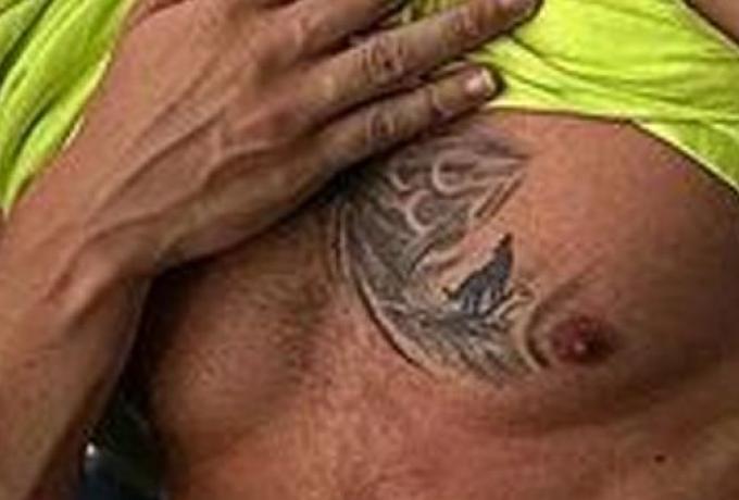 Σάλος με τον Μεσούτ Οζίλ: Έκανε τατουάζ το σήμα κατατεθέν των «γκρίζων λύκων» στο στήθος (pics)