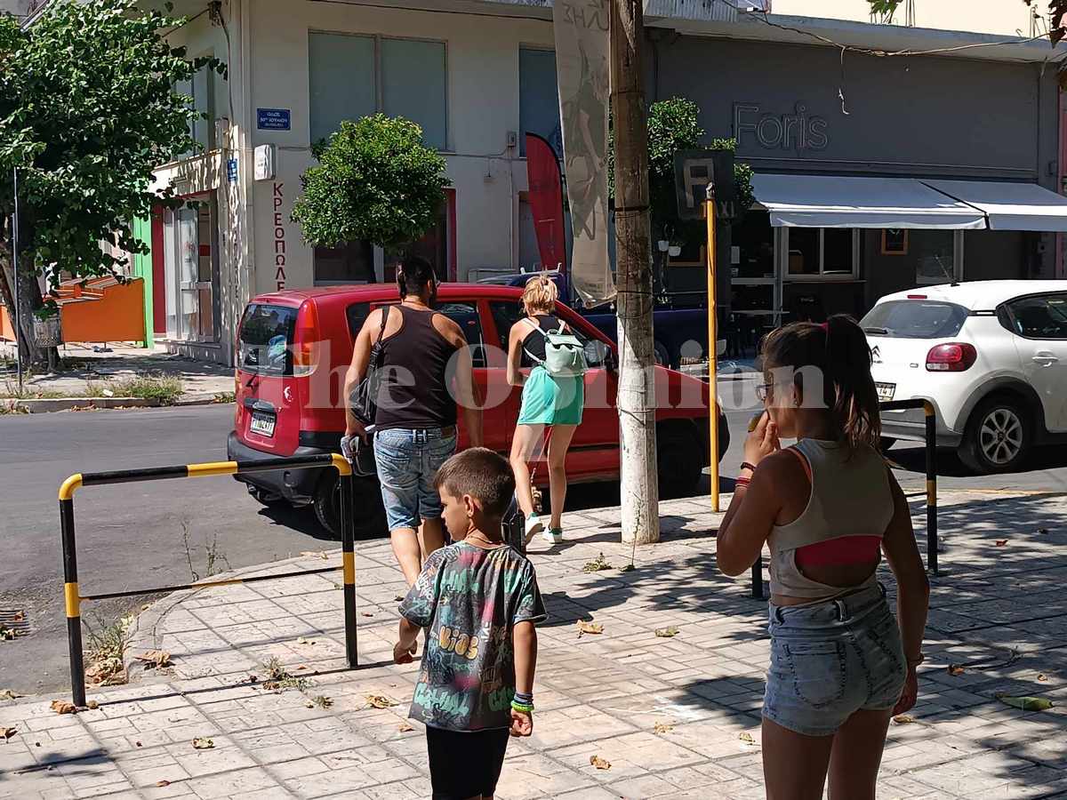 Επιστρέφει ο κόσμος στη Νέα Αγχίαλο – Συνεχίζουν τις έρευνες οι πυροτεχνουργοί του Στρατού