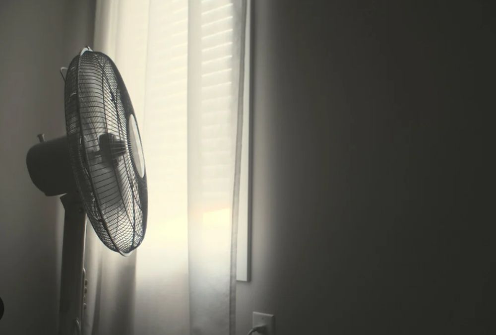 Ζέστη: Το απλό κόλπο που μετατρέπει τον ανεμιστήρα σε κλιματιστικό στο λεπτό