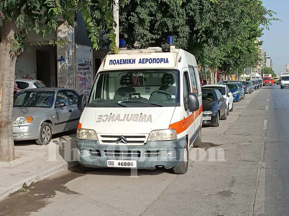Ασθενοφόρο έξω από το σπίτι της οικογένειας του άτυχου ανθυποσμηναγού στη Θεσσαλονίκη (ΦΩΤΟ)