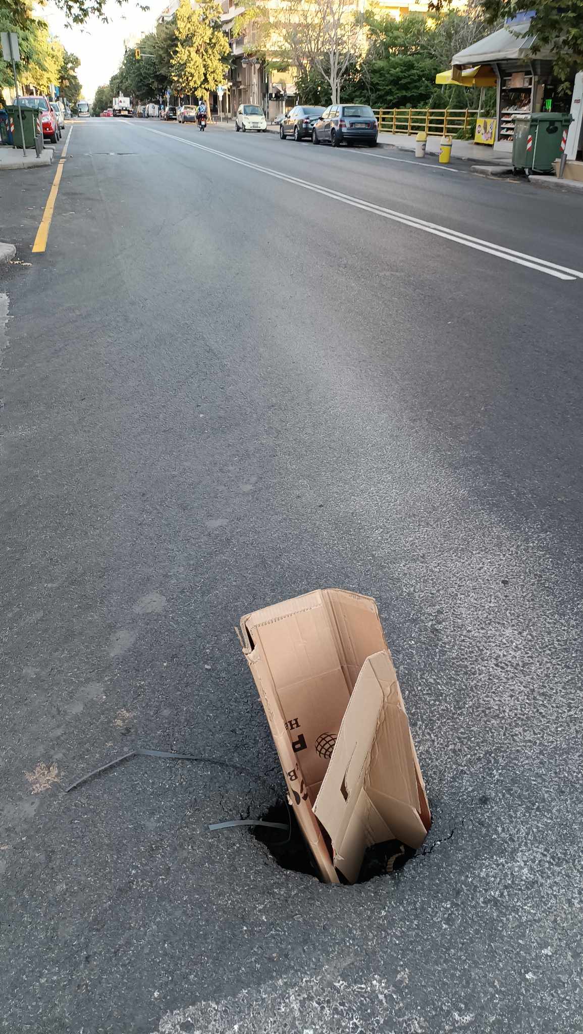 Θεσσαλονίκη: Άνοιξαν τρύπες σε δρόμο που μόλις ασφαλτοστρώθηκε (ΦΩΤΟ)