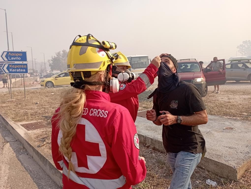 Εθελοντές του Ελληνικού Ερυθρού Σταυρού στην πρώτη γραμμή της μάχης στη φωτιά