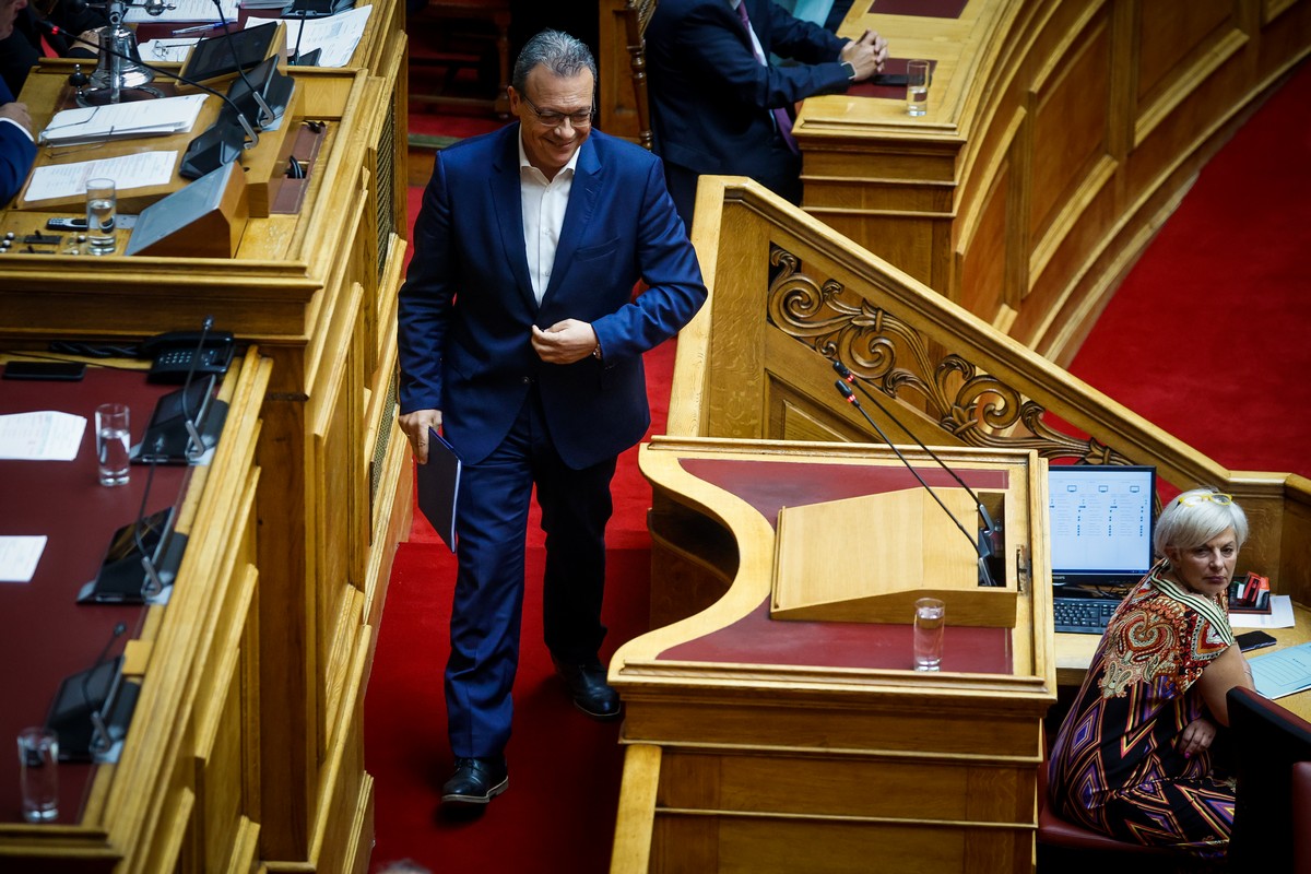 Απρέπεια σε Φάμελλο