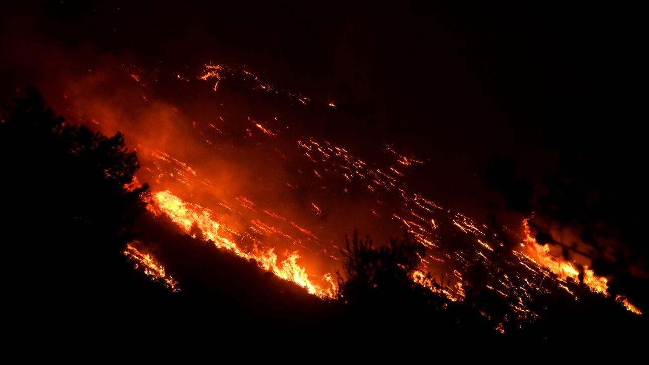 Ανεξέλεγκτη η φωτιά στον Έβρο: Εντοπίστηκε ένας νεκρός στην Λευκίμμη (VIDEO)