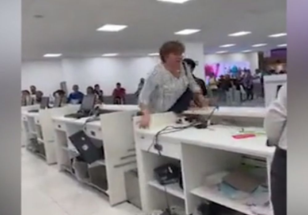 Γυναίκα έπαθε αμόκ και τα έκανε όλα «λίμπα» σε αεροδρόμιο – Τί συνέβη (VIDEO)