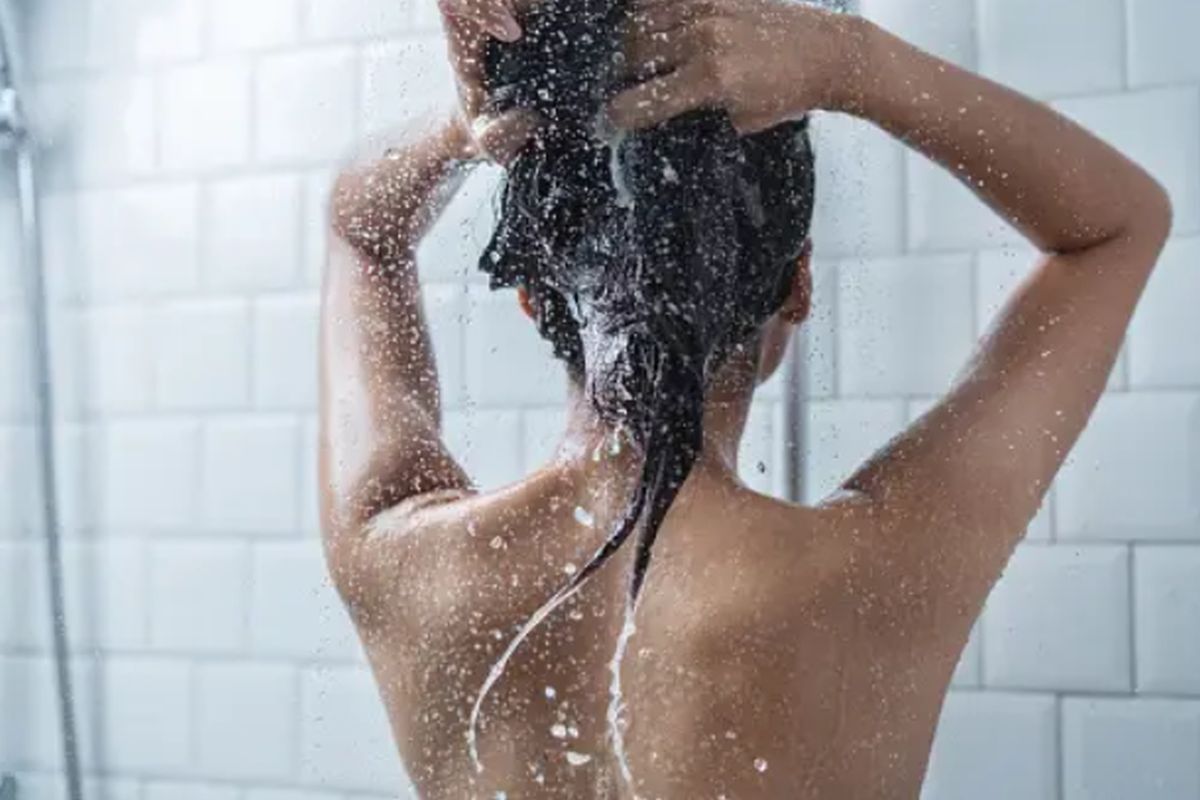 «Κάμπινγκ στο μπάνιο»: Η παράξενη τάση στο TikTok που βοηθά με  το άγχος