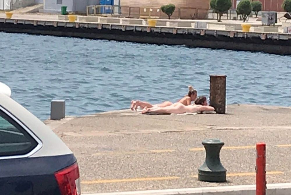 Νεαρές τα «πέταξαν» όλα και έκαναν γυμνισμό στη λεωφόρο Νίκης (VIDEO)