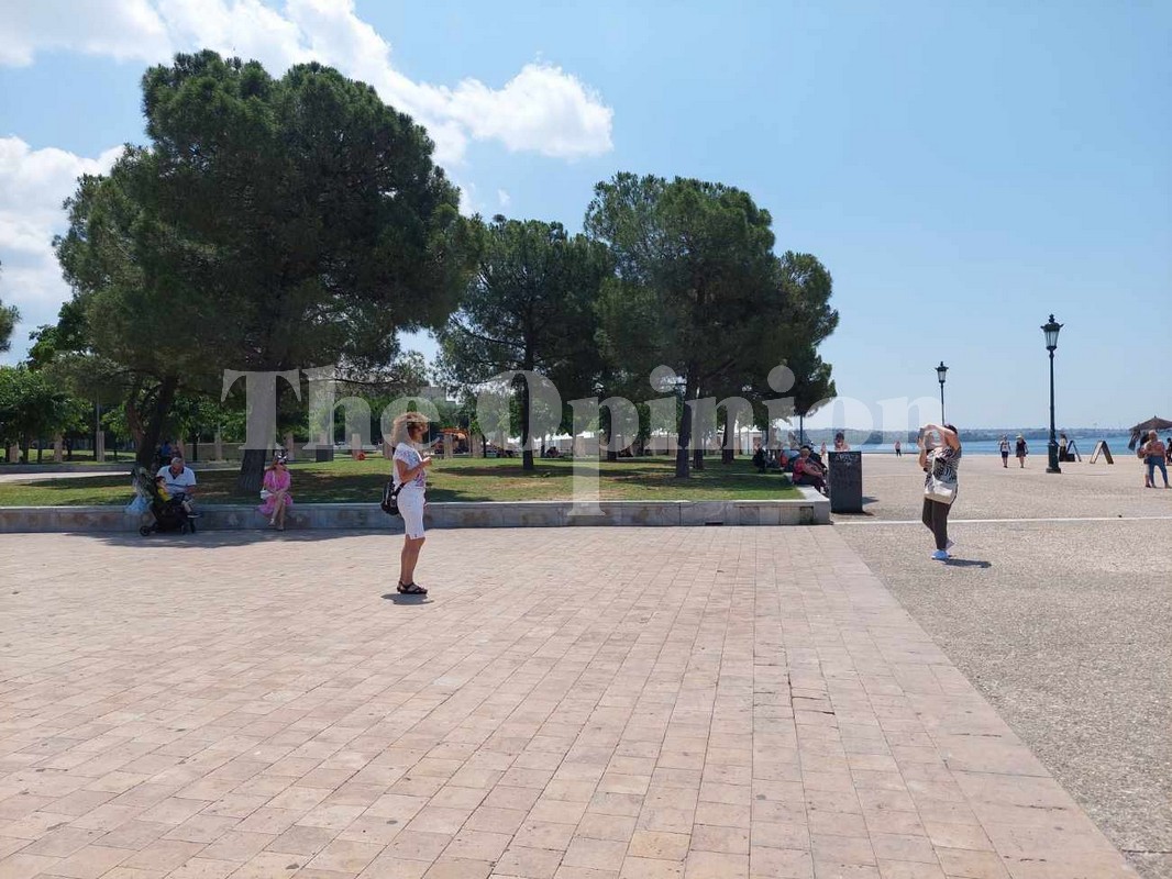 Ο ήλιος «άδειασε» την παραλία της Θεσσαλονίκης – Με καπέλο και ένα κρύο νερό στο χέρι οι περιπατητές (ΦΩΤΟ)