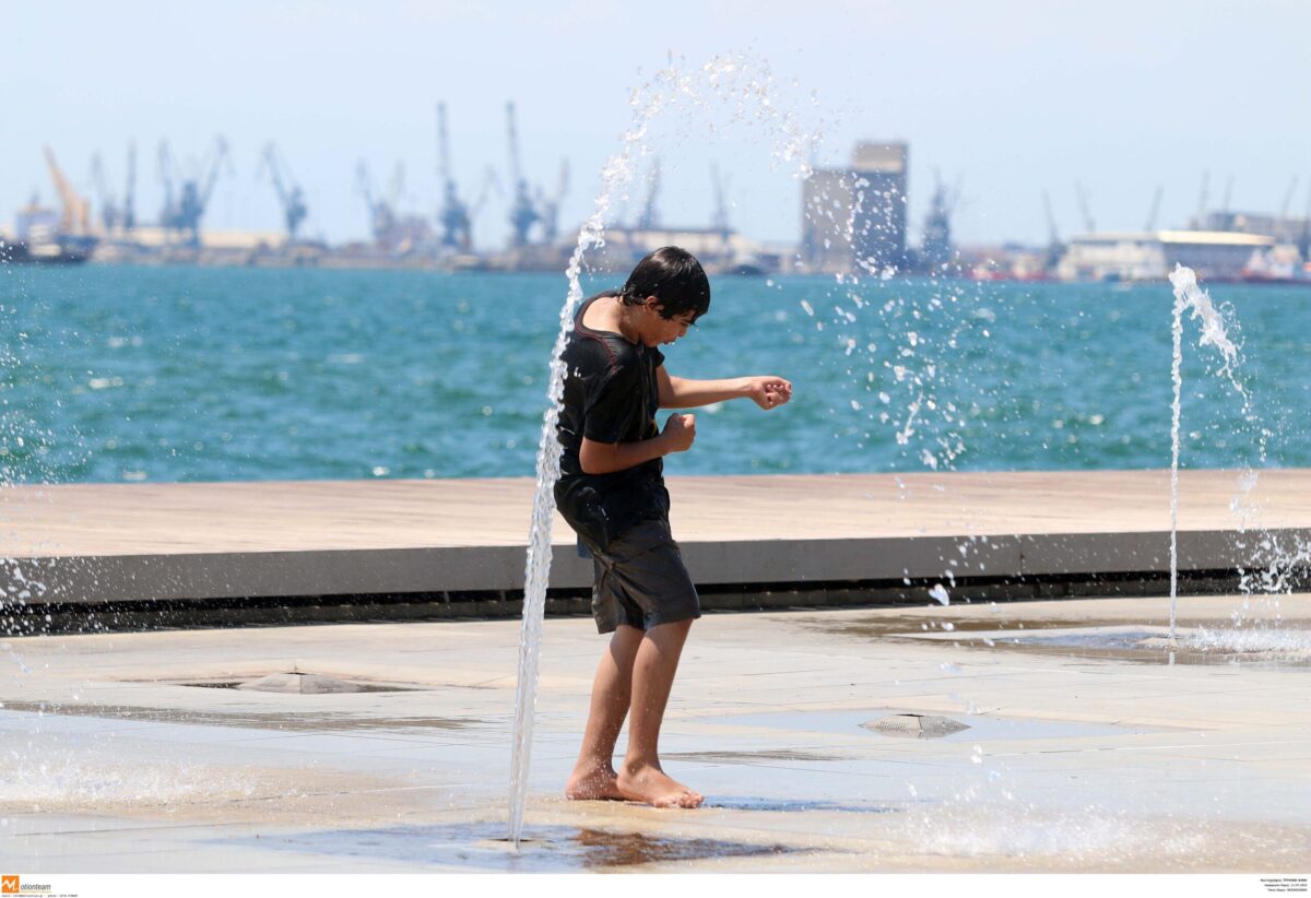 Σε «κλοιό» καύσωνα η Θεσσαλονίκη – Τι είναι η θερμική αστική νησίδα που «εκτοξεύει» τον υδράργυρο (VIDEO)