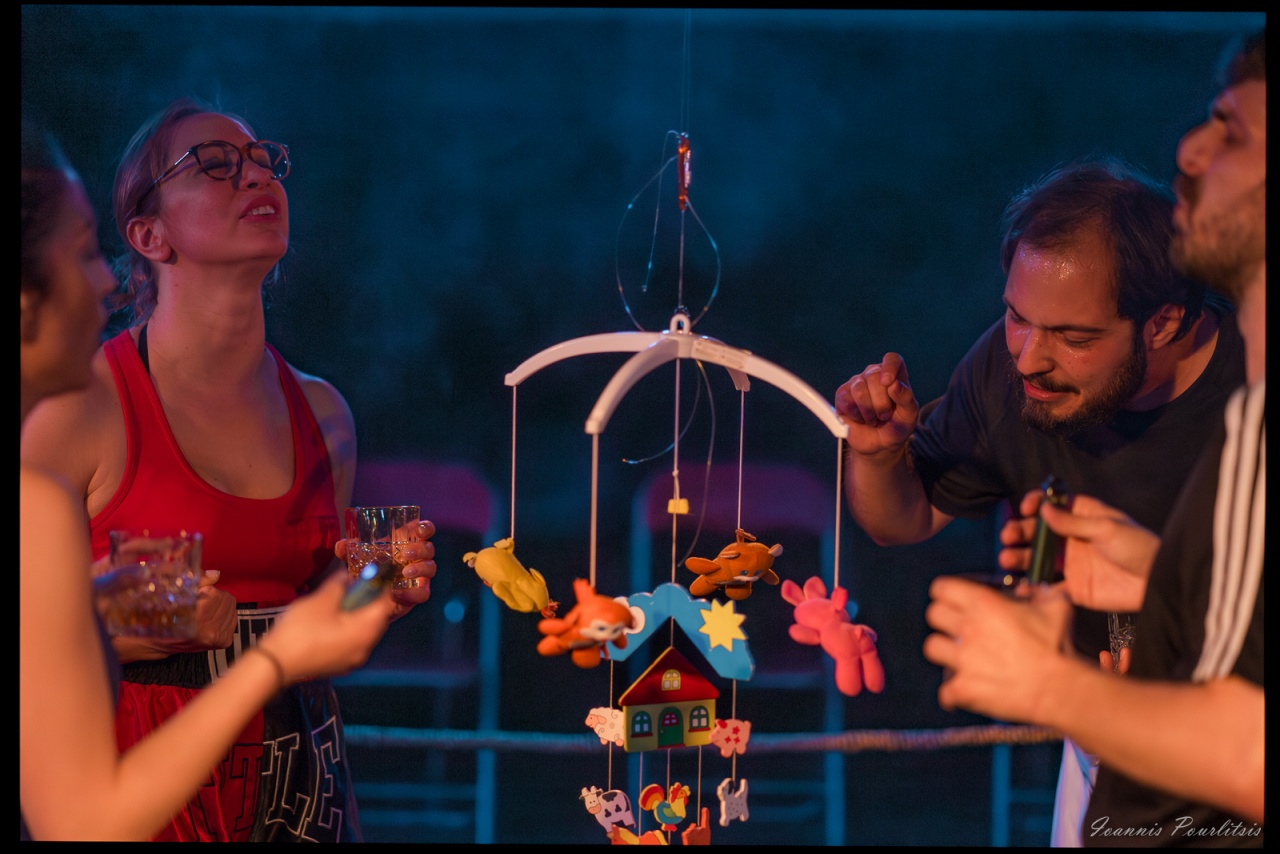 «Κοίτα τους» του Μάριου Ποντίκα – Η συλλογική συνείδηση στα σχοινιά