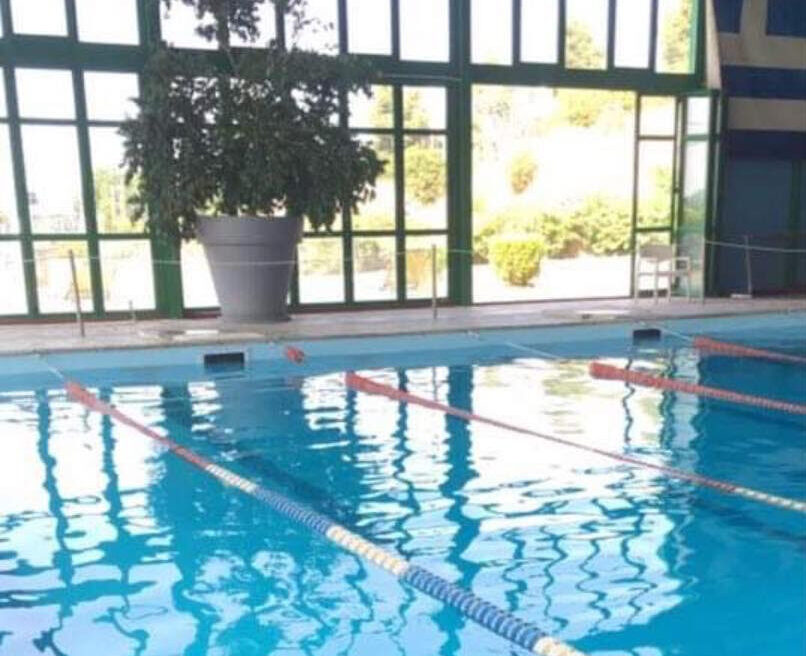 Επική ταμπέλα σε κολυμβητήριο: «Παρακαλώ μην ουρείτε στα καλαθάκια» (VIDEO)