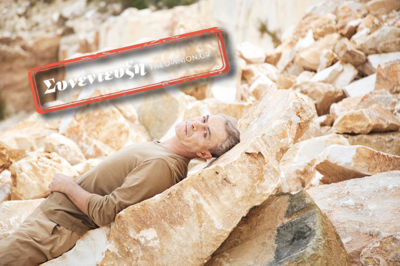 Θανάσης Κουρλαμπάς στο TheOpinion: «Την οποιαδήποτε είδηση να διαβάσετε αυτήν τη στιγμή, θα δείτε στοιχεία της “Εκάβης” να συμβαίνουν σε όλο τον πλανήτη»