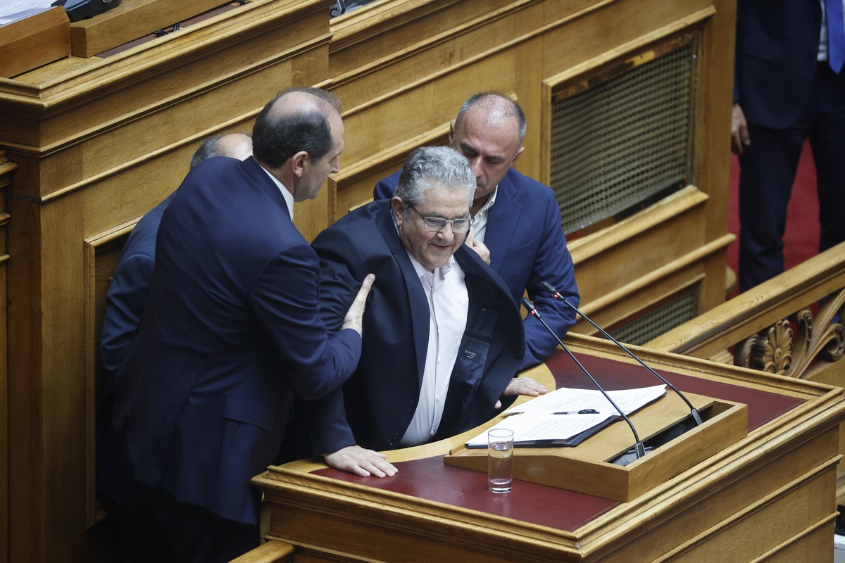 Απρόοπτο με Κουτσούμπα στη Βουλή (ΦΩΤΟ)