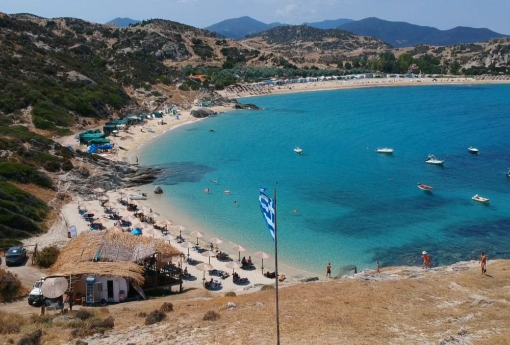 Αυτή είναι η παραδεισένια παραλία της Χαλκιδικής που βρίσκεται ανάμεσα στις 15 καλύτερες της Ευρώπης (ΦΩΤΟ)