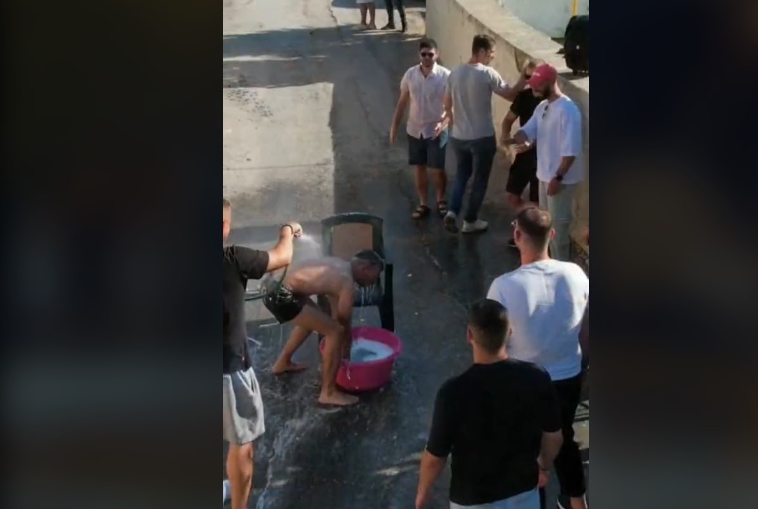 Κρήτη: Έπλυναν τον γαμπρό με πιεστικό, σφουγγαρίστρες και απορρυπαντικό (VIDEO)