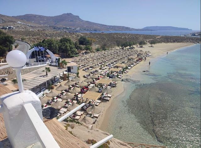 Με παρέμβαση εισαγγελέα απομακρύνθηκαν οι ξαπλώστρες από παραλία της Μυκόνου (ΦΩΤΟ)