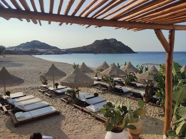 Πρωταθλήτρια η Χαλκιδική σε καταγγελίες για τιμές σε ξαπλώστρες και ομπρέλες