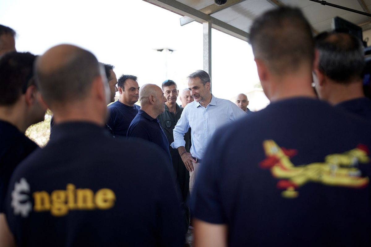 Στην Ελευσίνα ο Μητσοτάκης – Ενημερώθηκε για την κατάσβεση των πυρκαγιών (ΦΩΤΟ)