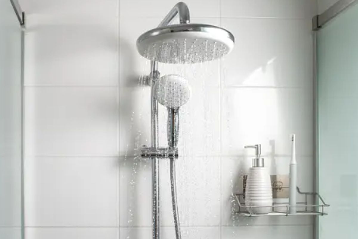 Το καλό ντουζ είναι το απλό ντουζ: Τι απαντούν οι ειδικοί στα viral βίντεο ομορφιάς των influencer