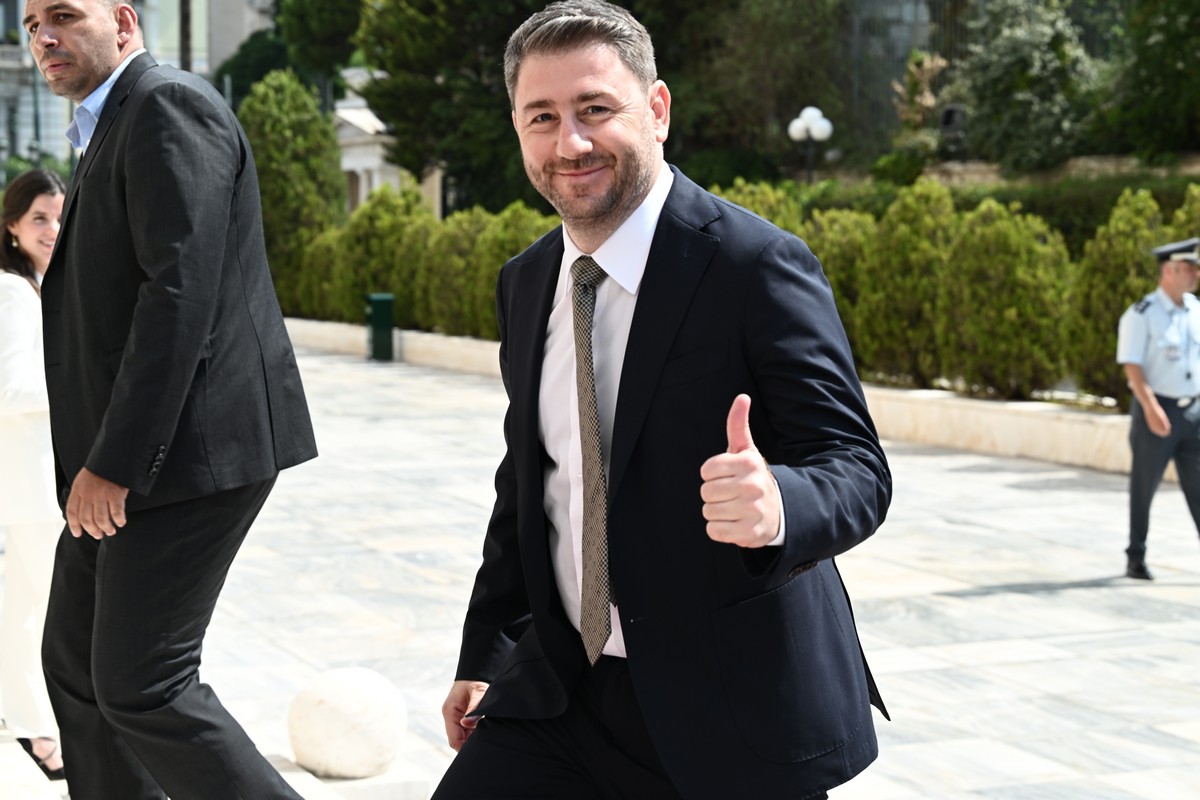 Η πρεμιέρα Ανδρουλάκη στη Βουλή και η επιστροφή στα μπροστινά έδρανα (ΦΩΤΟ)