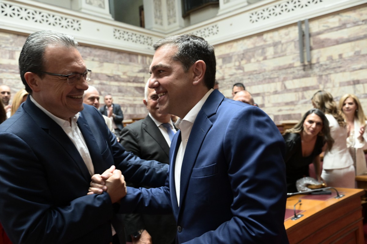 Ομόφωνα πρόεδρος της ΚΟ ο Φάμελλος – Αποθέωση και αγκαλιές για Τσίπρα (ΦΩΤΟ)