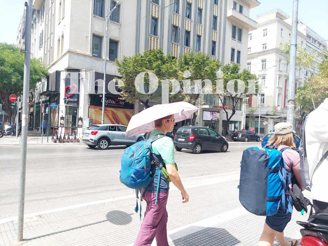 Θεσσαλονίκη: Με ομπρέλα στον καύσωνα (ΦΩΤΟ)