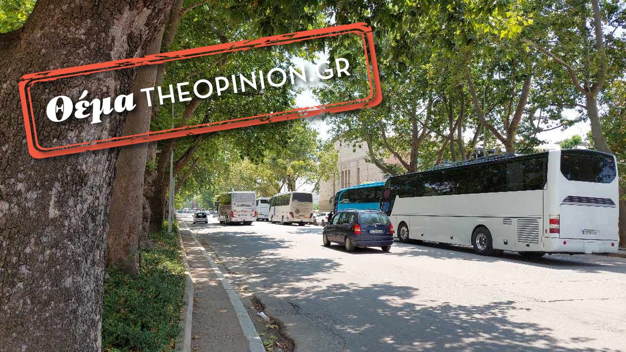 Χαμός από διπλοπαρκαρισμένα λεωφορεία στο Βασιλικό Θέατρο (ΦΩΤΟ+VIDEO)