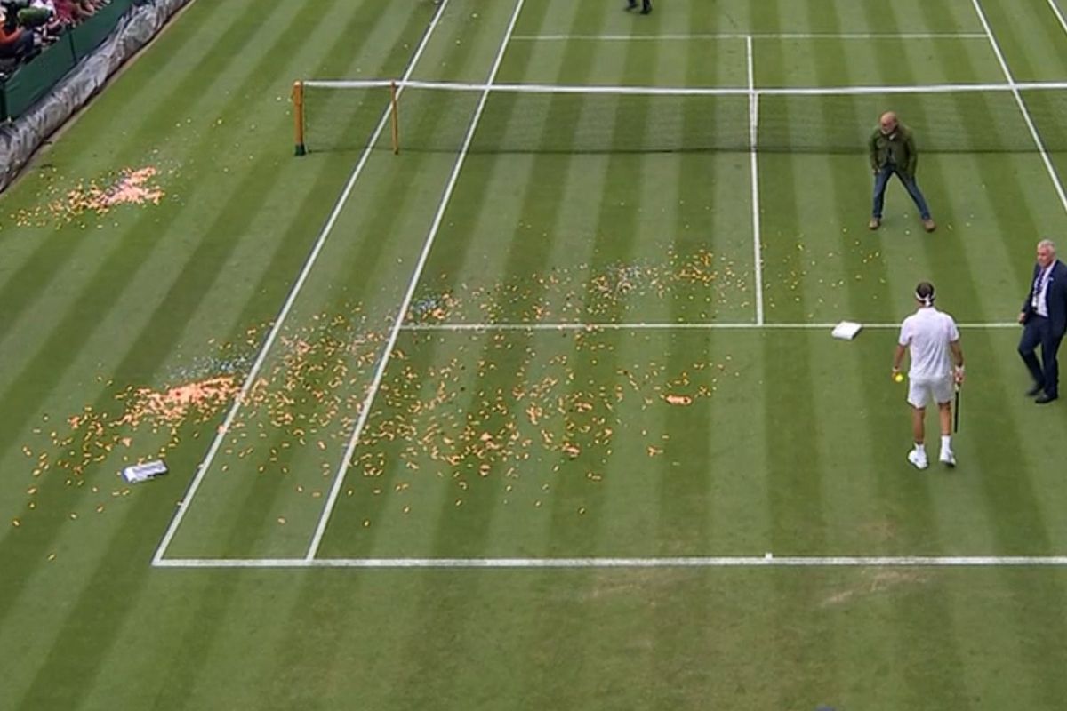 Διακοπή στο Wimbledon με «ντου» και… κομφετί! (vid)