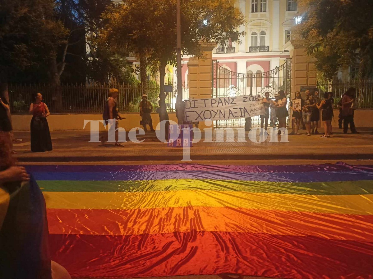 «Σταματήστε να μας σκοτώνετε»: Μεγάλο πανό στο ΥΜΑΘ (ΦΩΤΟ)