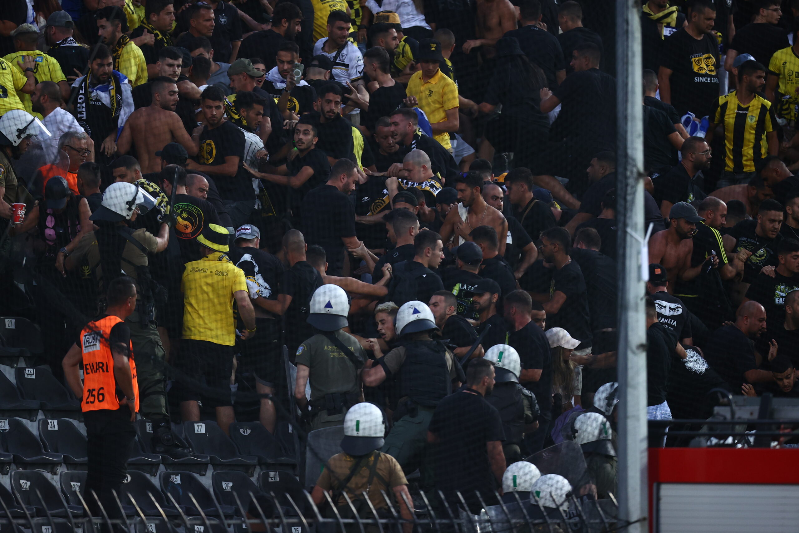 Χαμός στο Ισραήλ: Συλλήψεις οπαδών της Μπεϊτάρ για πυροτεχνήματα και φασαρία έξω από το ξενοδοχείο του ΠΑΟΚ (ΒΙΝΤΕΟ)