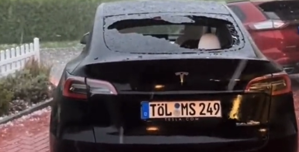 Tesla: Δεν αντέχει ούτε το… χαλάζι (VIDEO)