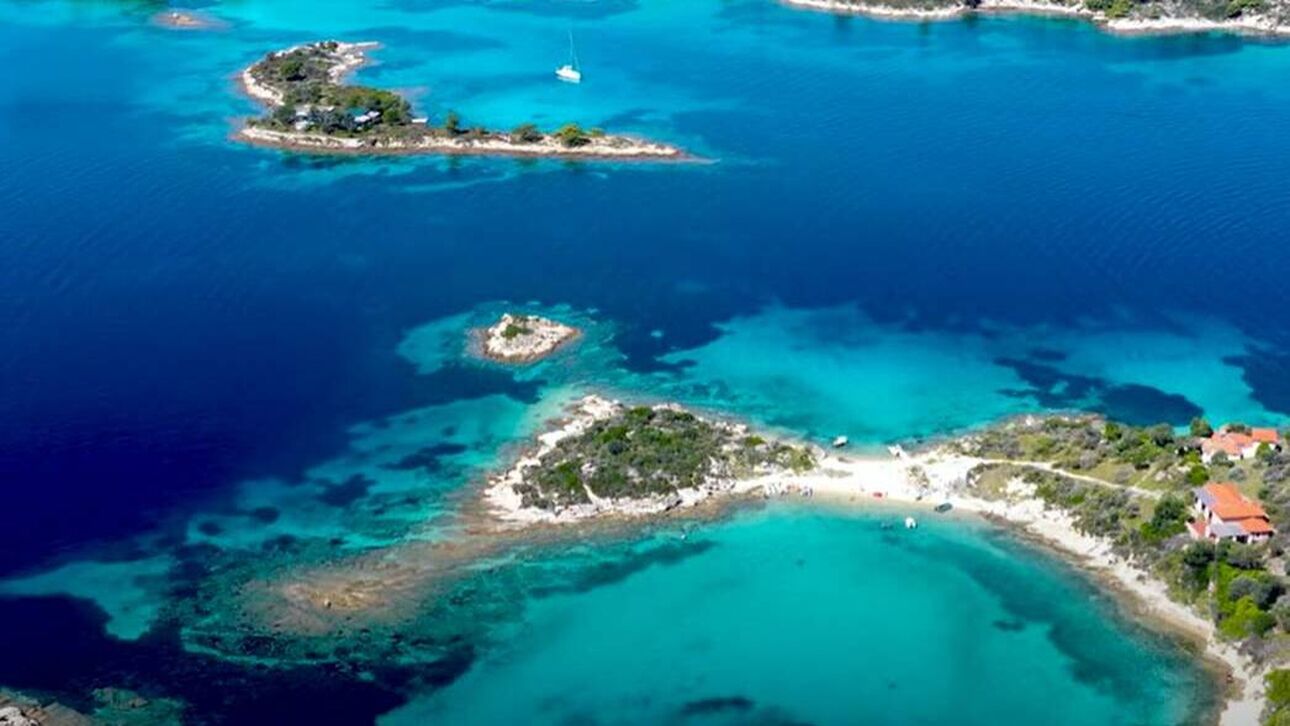 Χαλκιδική: Ένα πανέμορφο σύμπλεγμα νησιών με τιρκουάζ νερά στον κόλπο Αγίου Όρους (VIDEO)