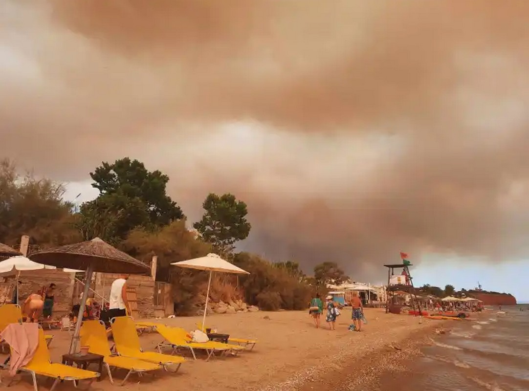 Φωτιά στον Έβρο: Καίγονται τα πρώτα σπίτια – Δύσκολη νύχτα με ανέμους 7-8 μποφόρ (VIDEO)