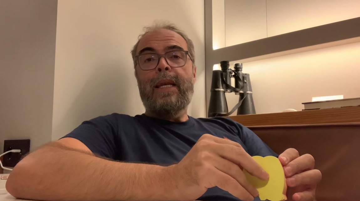 Ανδρέας Κονάνος: Ο δημοφιλής πρώην ιερέας αποκάλυψε ότι είναι ομοφυλόφιλος (VIDEO)