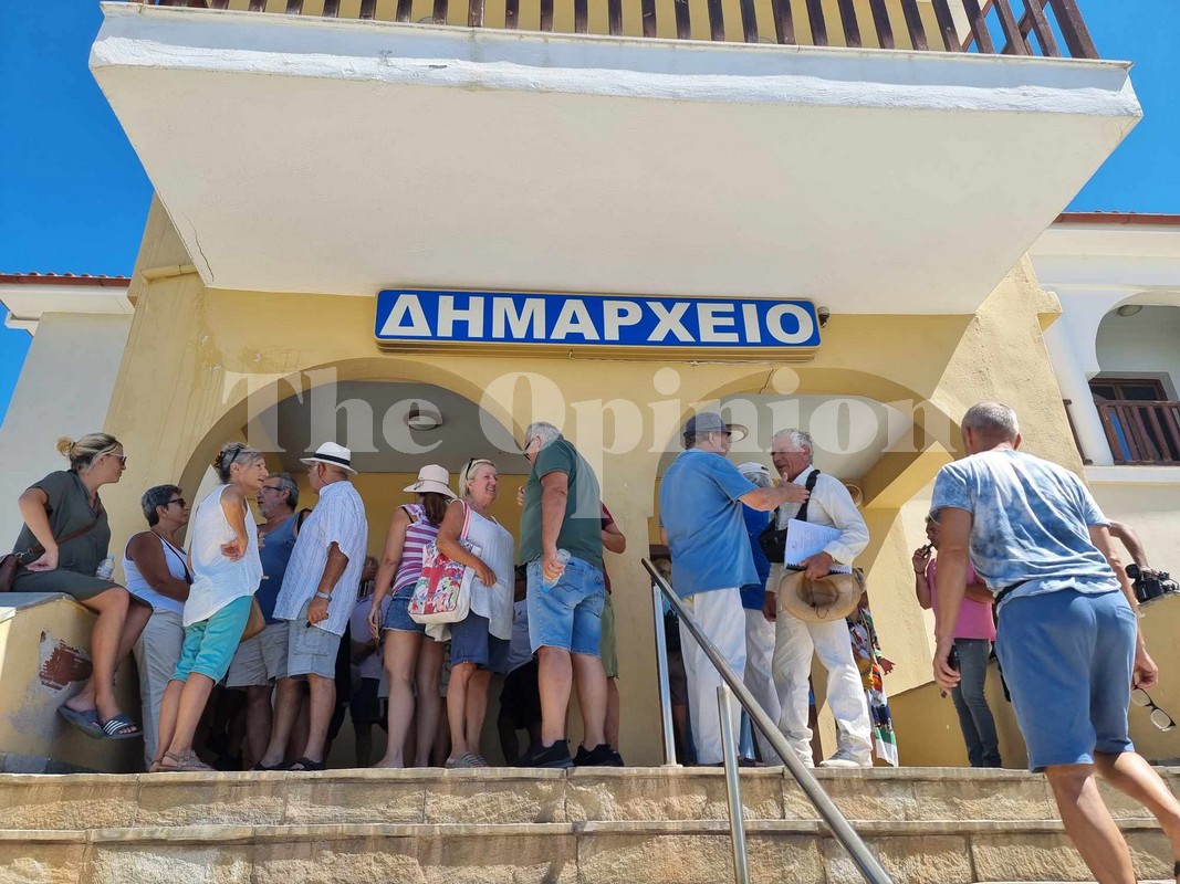 «Ελεύθερες παραλίες»: Διαμαρτυρία στο δημαρχείο Σιθωνίας (ΦΩΤΟ+VIDEO)