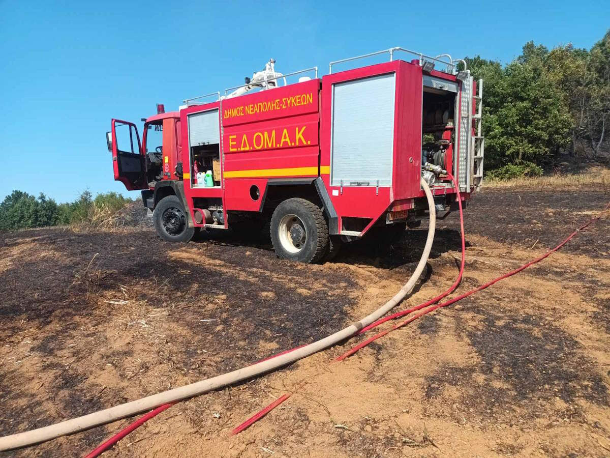 Ελέγχθηκε η φωτιά στην Χαλκηδόνα – Κάηκαν ξερόχορτα