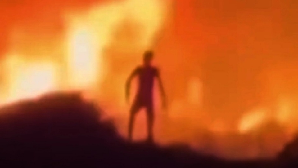 Viral βίντεο που δείχνει φιγούρα να «κινείται» μέσα σε φωτιά (VIDEO)