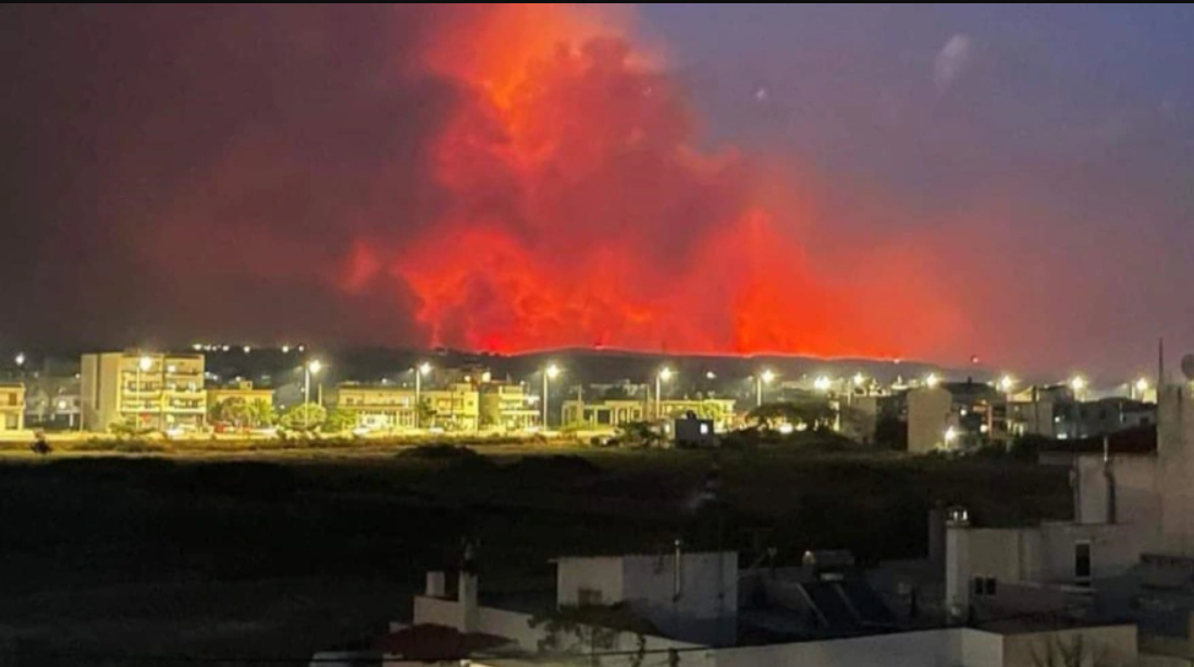 Πύρινος εφιάλτης στην Αλεξανδρούπολη – Ανεξέλεγκτα τα πύρινα μέτωπα – Στις πλατείες οι κάτοικοι  (ΦΩΤΟ –VIDEO)