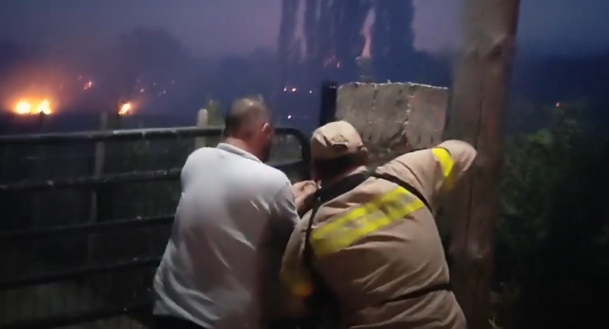 Φωτιά στον Έβρο: Κόβουν λουκέτα για να μπουν στα σπίτια και να τα σώσουν (VIDEO)