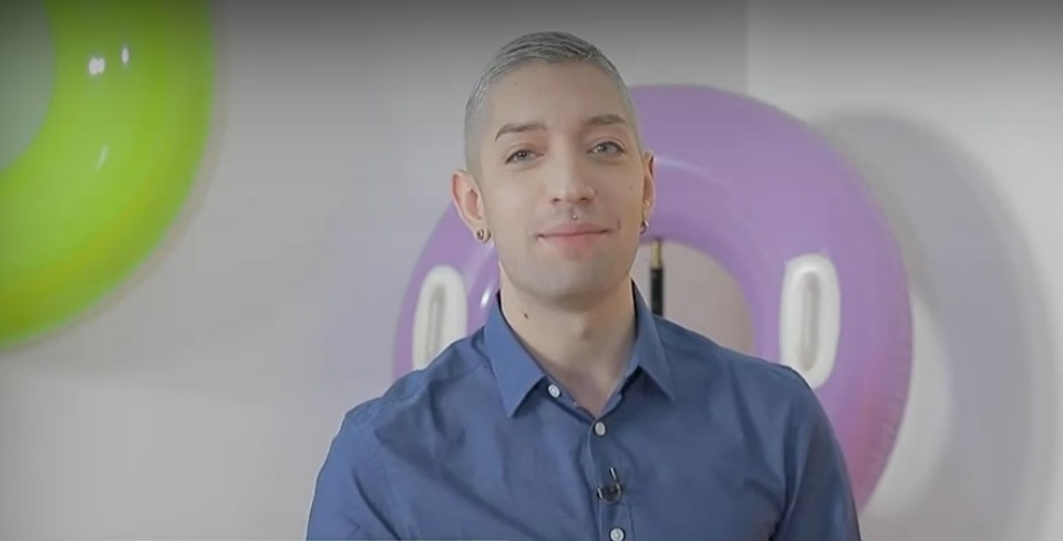 Γιάννης Κατινάκης για ομοφοβική επίθεση: «Κανένας σκοτεινός άνθρωπος δεν θα μαυρίσει τη ψυχή μου»