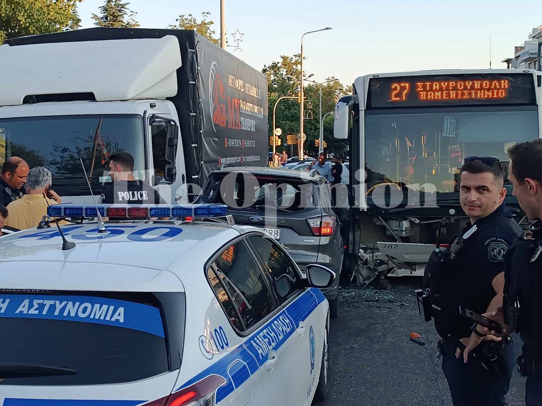 Θεσσαλονίκη: Κινηματογραφική αστυνομική καταδίωξη – Αυτοκίνητο εμβόλισε λεωφορείο του ΟΑΣΘ (ΦΩΤΟ -VIDEO)