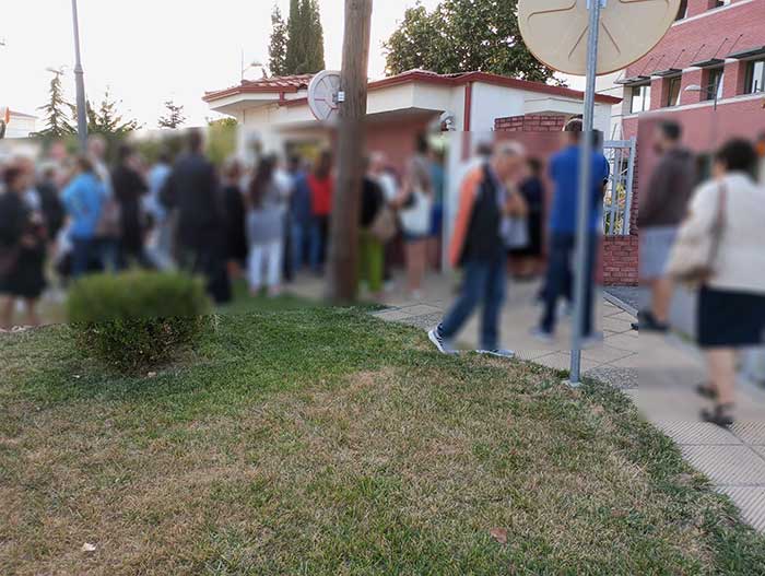 Κοζάνη: Ουρές για νέες ταυτότητες… «πριν έρθει το τσιπάκι» – Ξενυχτούν έξω από το Αστυνομικό Μέγαρο (ΦΩΤΟ)