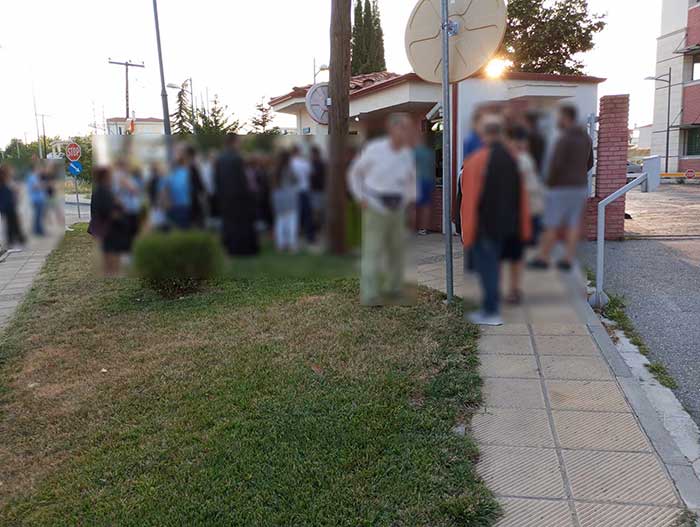 Κοζάνη: Ουρές για νέες ταυτότητες… «πριν έρθει το τσιπάκι» – Ξενυχτούν έξω από το Αστυνομικό Μέγαρο (ΦΩΤΟ)
