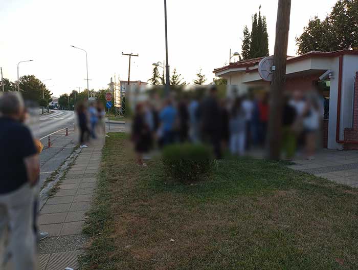 Κοζάνη: Ουρές για νέες ταυτότητες… «πριν έρθει το τσιπάκι» – Ξενυχτούν έξω από το Αστυνομικό Μέγαρο (ΦΩΤΟ)