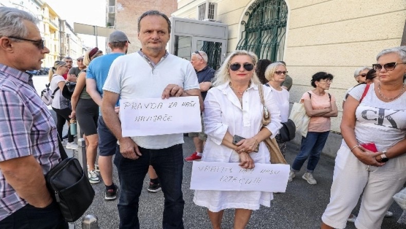 Νέα Φιλαδέλφεια: Γονείς των προφυλακισμένων χούλιγκαν διαμαρτύρονται έξω από το ΥΠΕΞ της Κροατίας (ΦΩΤΟ)