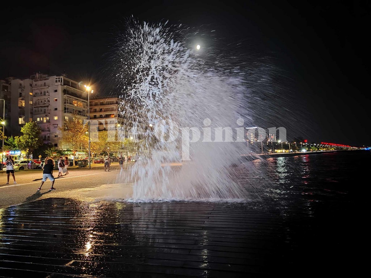 Νέα Παραλία: Τα εντυπωσιακά κύματα και τα… ποντίκια (ΦΩΤΟ – VIDEO)