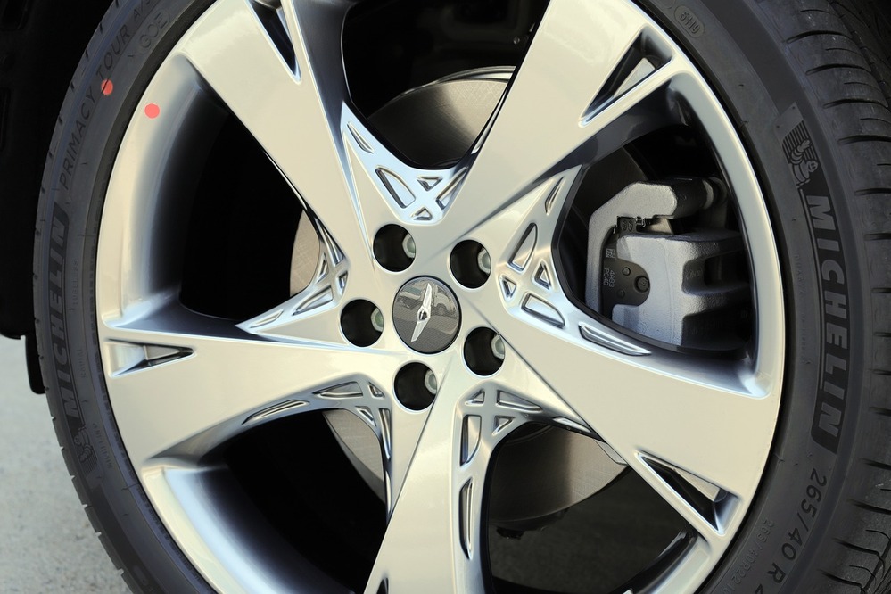 Η κόκκινη και η κίτρινη βούλα των ελαστικών – Πώς επηρεάζουν την οδήγηση