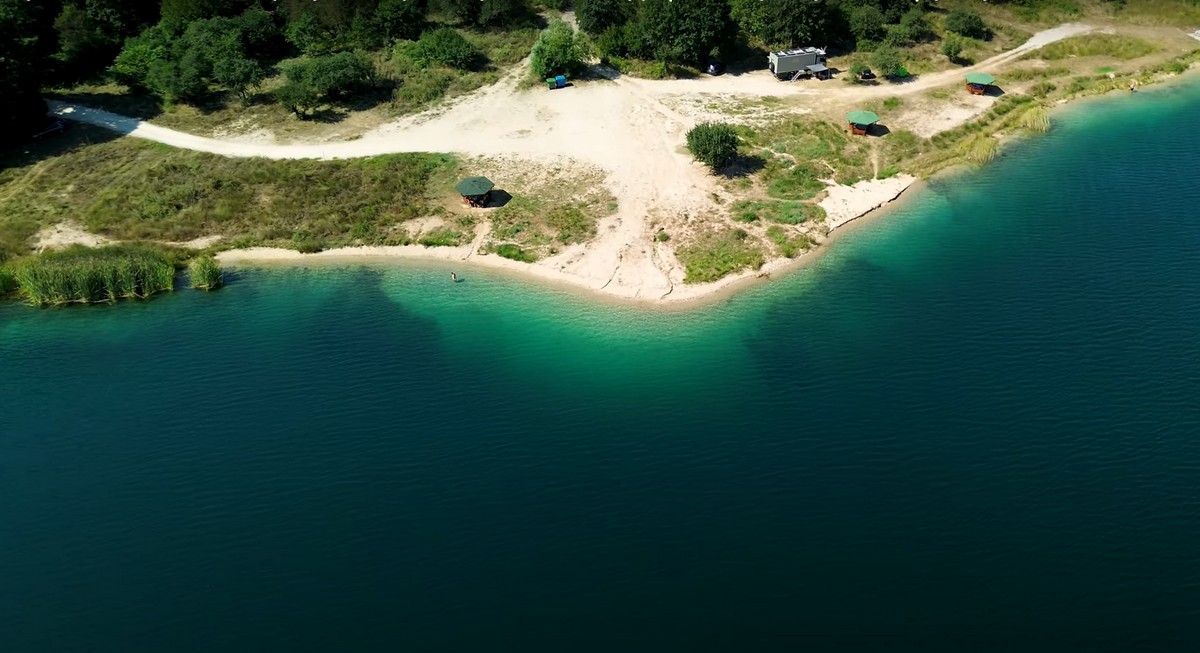 Ζαραβίνα: Η μυστηριώδης λίμνη της Ηπείρου – Οι μύθοι για τα σκοτεινά νερά της (VIDEO)